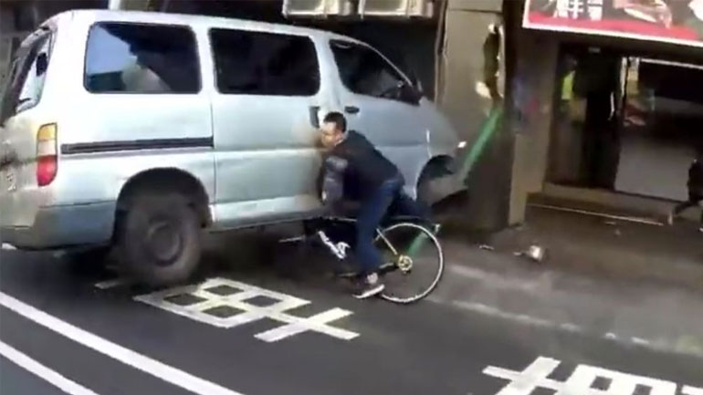 Τυχερός ποδηλάτης σε ατύχημα