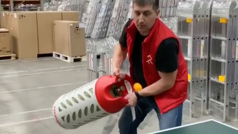 Εργαζόμενοι παίζουν πινγκ πονγκ στο διάλειμμα