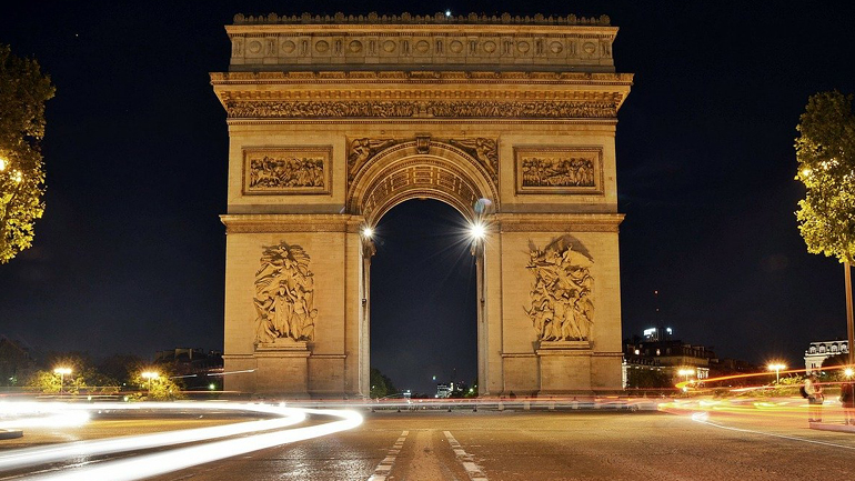 Γαλλία: Διεμφυλική γυναίκα θα πρέπει να υιοθετήσει τη βιολογική κόρη της