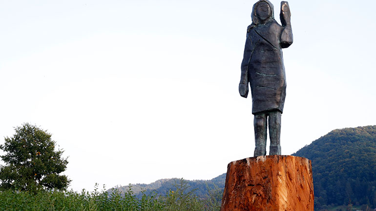 Σλοβενία: Ένα άγαλμα στη μνήμη του… αγάλματος της Μελάνια Τραμπ που πυρπολήθηκε τον Ιούλιο στη γενέτειρά της