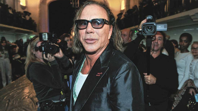Ο Mickey Rourke συγκλονίζει: «Είχα ιδιαίτερα βίαιη παιδική ηλικία»