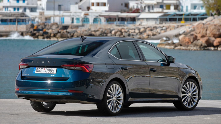 Το μήκος αγγίζει τα 4,7 μέτρα, το πλάτος ξεπερνά το 1,8μ και το ύψος είναι στο 1,47