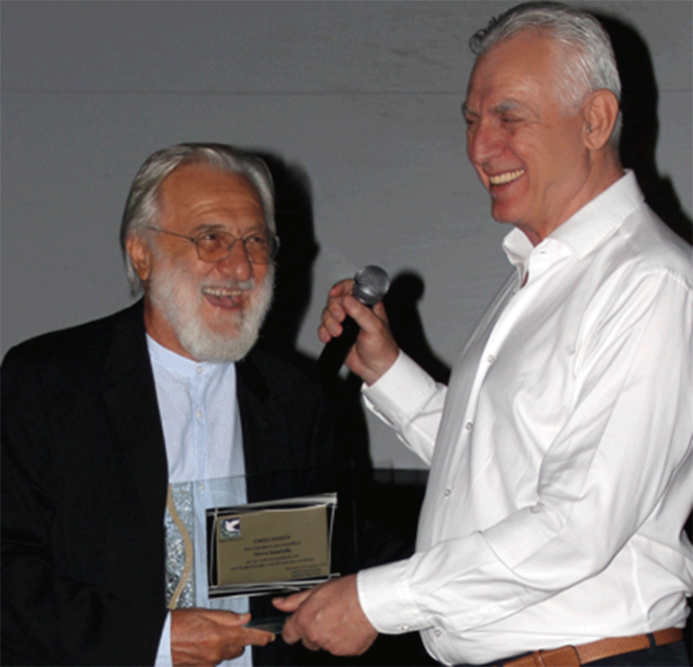 Ο σκηνοθέτης Γιάννης Σμαραγδής δέχεται την τιμητική πλακέτα από τον δήμαρχο Περιστερίου Ανδρέα Παχατουρίδη