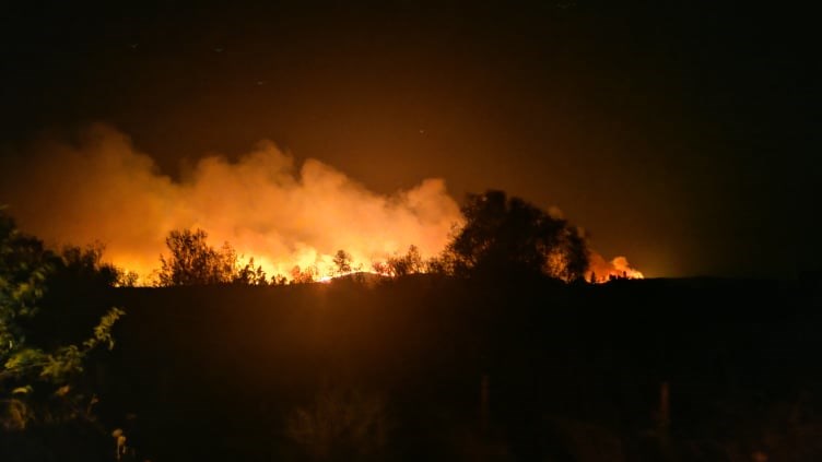 Οι ισχυροί άνεμοι αναζωπυρώνουν τις εστίες της πυρκαγιάς στην Αλεξανδρούπολη