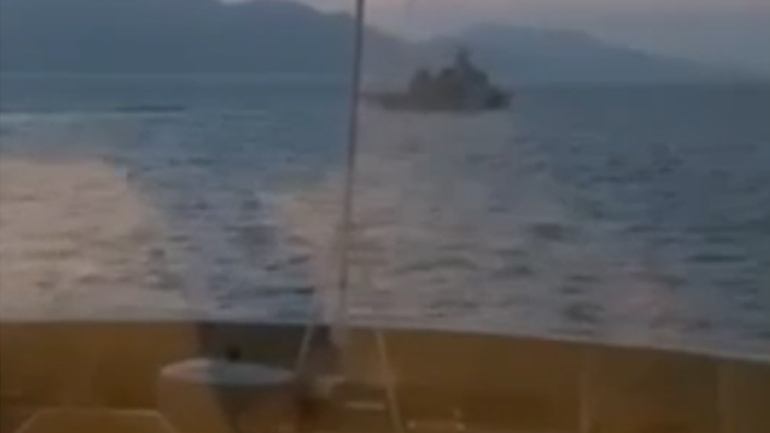 Τουρκική ακταιωρός περνάει δίπλα από επιβατηγό πλοίο ανοιχτά της Ρόδου