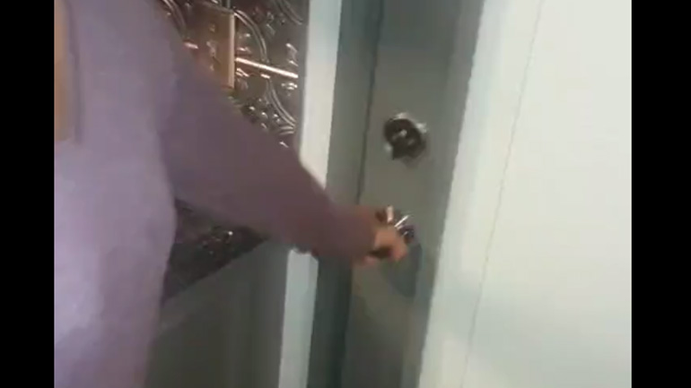 Έκπληξη πίσω από την πόρτα