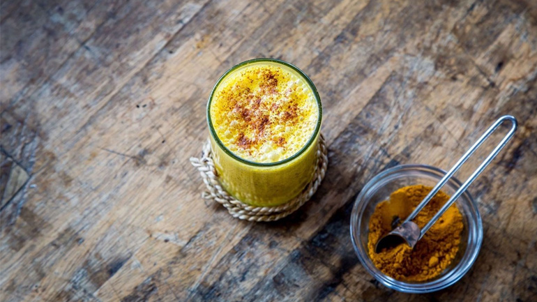 Fall detox: Ρόφημα με κουρκουμά για να ξεκινήσετε την ημέρα σας υγιεινά