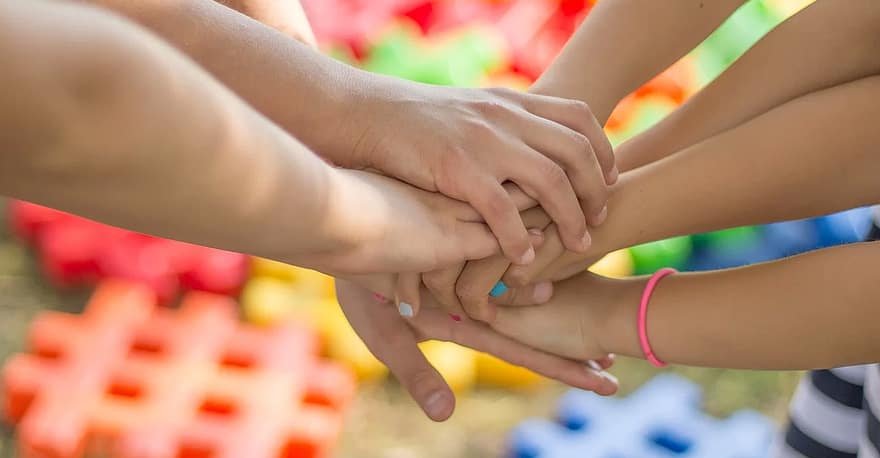 Το κλειδί για την ευτυχία είναι η οικογένεια ή οι φίλοι; Η απάντηση μπορεί να σας εκπλήξει