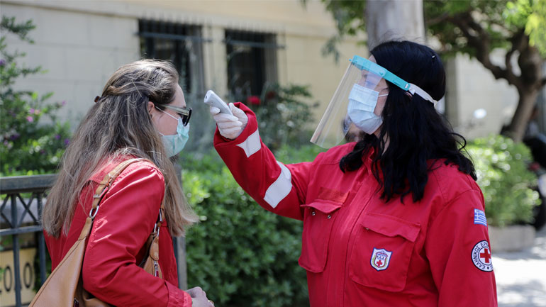Μελέτη: Η θερμομέτρηση και οι έλεγχοι συμπτωμάτων στους δημόσιους χώρους δεν είναι αποτελεσματικές