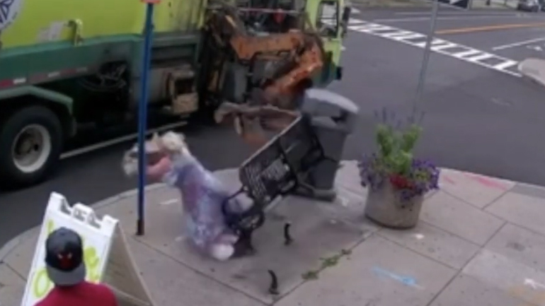 Φθηνά τη γλίτωσε: Όχημα ξηλώνει παγκάκι και ρίχνει ηλικιωμένη με ορμή στο έδαφος