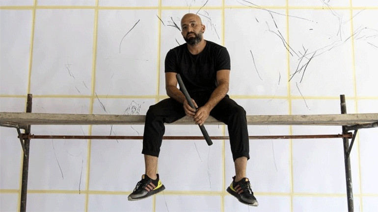 Λιβανέζος καλλιτέχνης ζωγραφίζει δέντρα για την ανοικοδόμηση της Βηρυτού