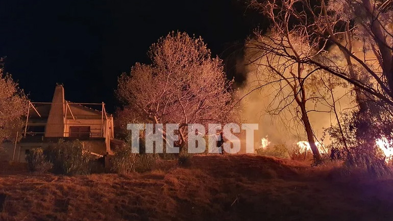 Μεγάλη φωτιά στην Πάτρα – Οι φλόγες πλησιάζουν σπίτι Μεγάλη φωτιά στην Πάτρα – Οι φλόγες πλησιάζουν σπίτι