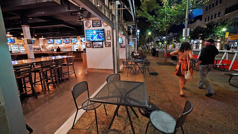 Η Τσεχία περιορίζει τις ώρες λειτουργίας των μπαρ και των εστιατορίων