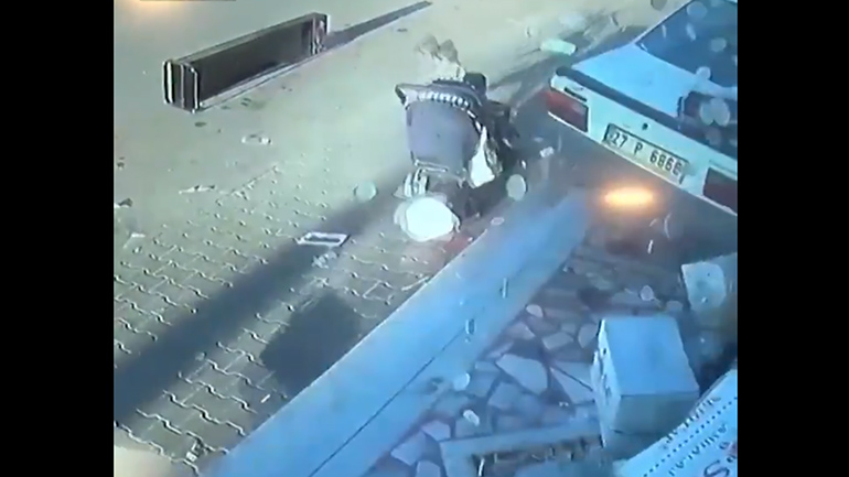 Τουρκία: Αυτοκίνητο περνάει ξυστά από καροτσάκι μωρού προτού πέσει σε κατάστημα Τουρκία: Αυτοκίνητο περνάει ξυστά από καροτσάκι μωρού προτού πέσει σε κατάστημα