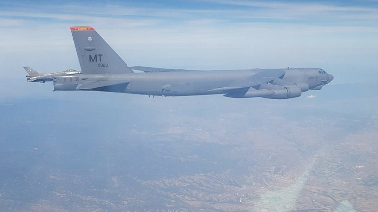 Εντυπωσιακές εικόνες: Ελληνικά F-16 συνοδεύουν αμερικανικά βομβαρδιστικά B-52