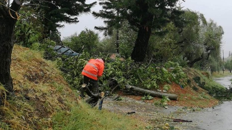 Κυκλώνει τη Λαμία ο «Ιανός»
