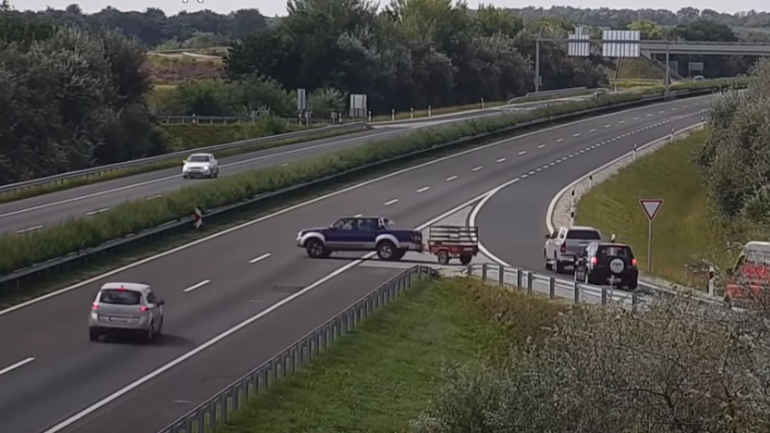 Βγήκε ανάποδα στην εθνική οδό! Βγήκε ανάποδα στην εθνική οδό!