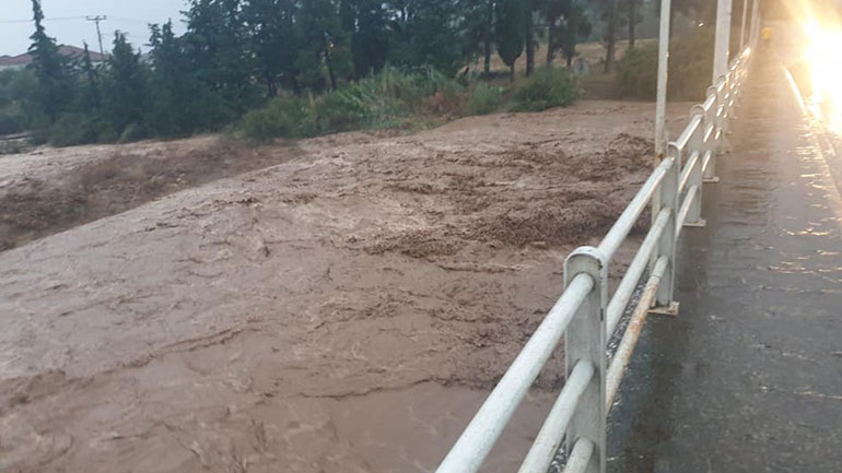 Αγωνία να μην σπάσει λιμνοδεξαμενή και πλημμυρίσει ο Αλμυρός – Κινδυνεύουν άνθρωποι που έχουν εγκλωβιστεί