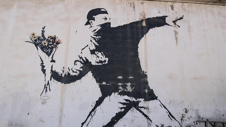 O Banksy έχασε τη δίκη για τα δικαιώματα του διάσημου έργου του «Flower bomber»