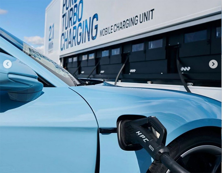 Η Porsche Taycan είναι αμιγώς ηλεκτρική και φορτίζει με αυτό το... καλώδιο.