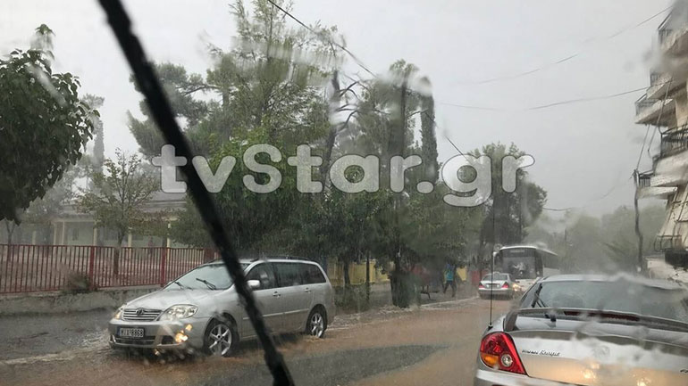 Κακοκαιρία: Εκκενώνεται νηπιαγωγείο στα Λουτρά Υπάτης – Πυροσβέστες έβγαλαν αγκαλιά τους μαθητές