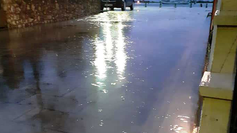 Ο «Ιανός» σάρωσε τη Λευκάδα: Σκάφη βούλιαξαν, δέντρα έπεσαν, παραλίες εξαφανίστηκαν