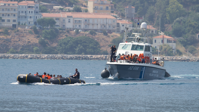 Σε κίνδυνο σκάφος με 50 μετανάστες στην Κυπαρισσία – Πλέει ακυβέρνητο με ανέμους 9 μποφόρ