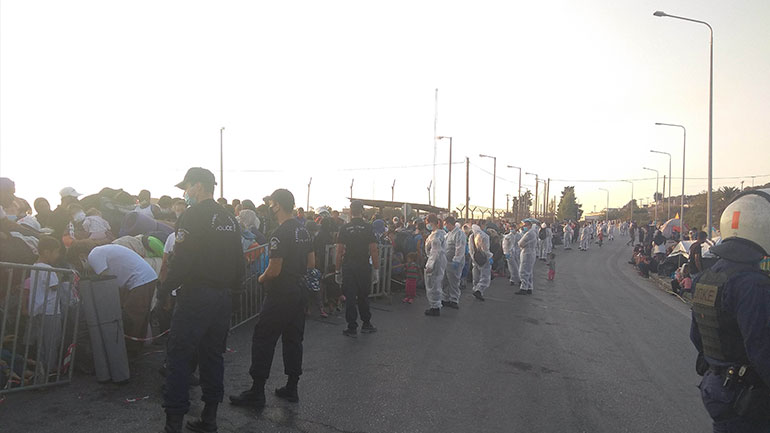 Συνεχίζεται η επιχείρηση της Aστυνομίας για τη μετακίνηση μεταναστών στη νέα δομή του Καρά Τεπέ