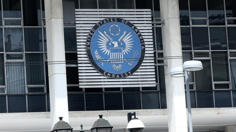 Φωτοβολίδα με μικρό αλεξίπτωτο έπεσε κοντά στην πρεσβεία των ΗΠΑ στην Αθήνα