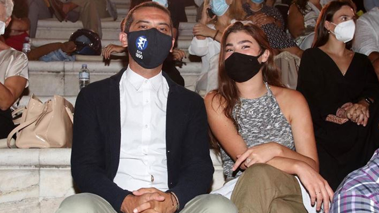 Λεωνίδας Κουτσόπουλος: Στο θέατρο με γοητευτική συνοδό