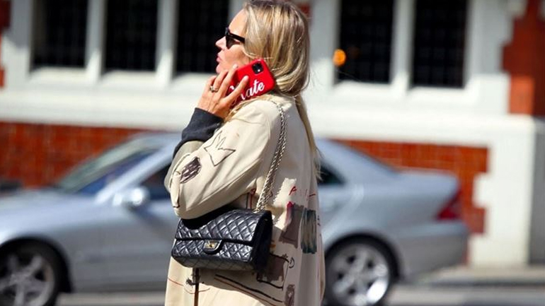 H Kate Moss μόλις φόρεσε το must have trench coat της σεζόν