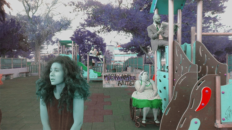 «Ένα κορίτσι με ίσκιο αγοριού» στην παιδική χαρά Ασυρμάτου στον Άγιο Δημήτριο