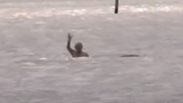 Καρέ – καρέ η συγκλονιστική διάσωση ηλικιωμένου στα Φάρσαλα