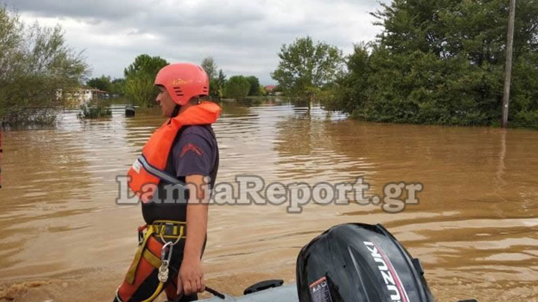 Διάσωση κτηνοτρόφων στην Καρδίτσα από το πλημμυρισμένο ποιμνιοστάσιό τους