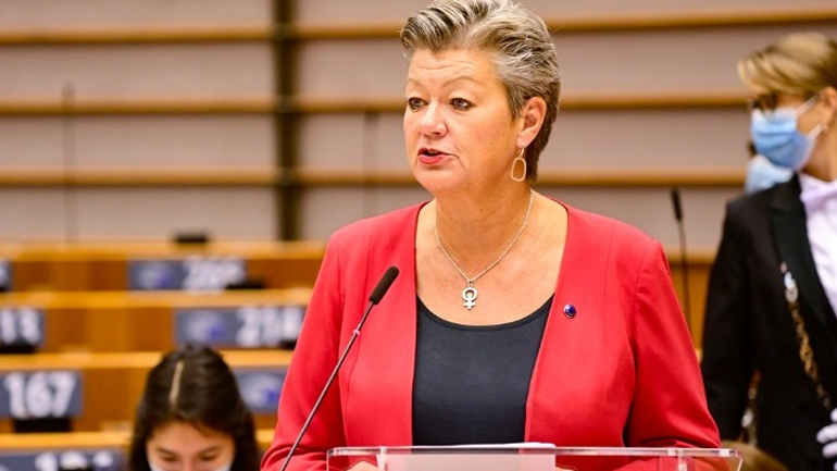 Ίλβα Γιόχανσον: Υπέρ μηχανισμού «υποχρεωτικής αλληλεγγύης» μεταξύ των κρατών της Ε.Ε.