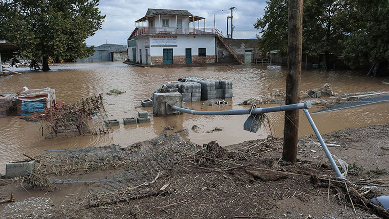 Λάρισα: Προσπάθεια αποκατάστασης των άμεσων αναγκών στα Φάρσαλα – Αύριο αναμένεται η καταγραφή των ζημιών