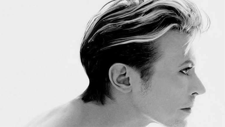 Άγνωστα στιγμιότυπα με τον Ντέιβιντ Μπόουι σε αναδρομική έκθεση