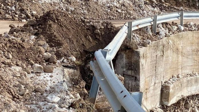 Καταστροφή του οδικού δικτύου στη Β. Κεφαλονιά