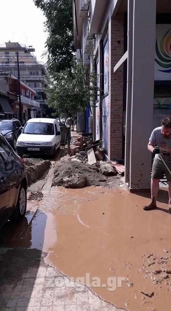 Αγώνας δρόμου για να απομακρυνθούν τα λασπόνερα
