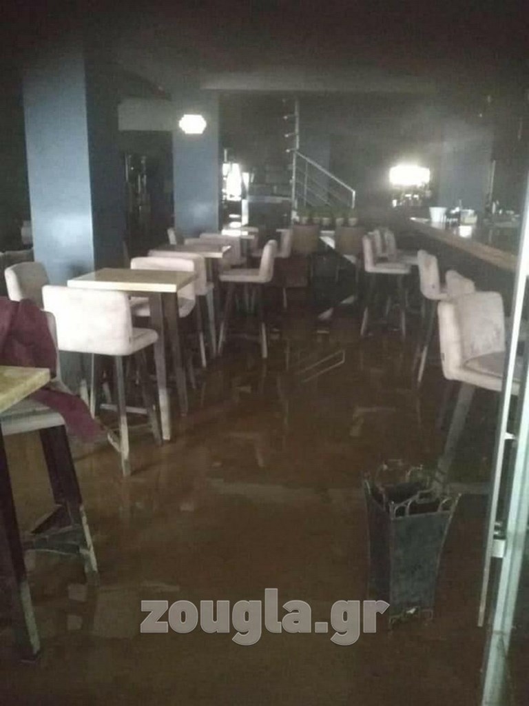 Λάσπη μέσα σε καταστήματα υγειονομικού ενδιαφέροντος