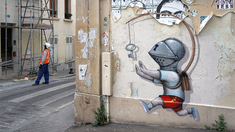 Παιδιά με πανοπλίες και κράνη κορωνοϊού παίζουν στο Παρίσι