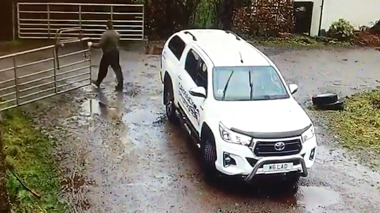 Γυναίκα κλείνει μια πύλη κατά τη διάρκεια μιας καταιγίδας