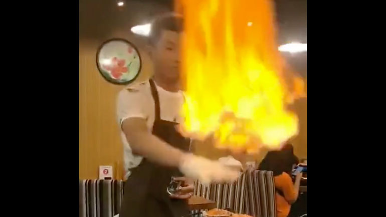 Σερβιτόρος κάνει ένα κόλπο με φωτιά