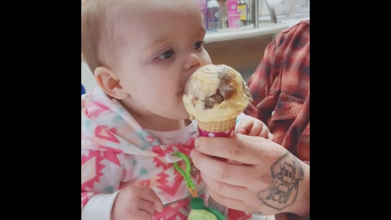 Μωρό δοκιμάζει παγωτό για πρώτη φορά
