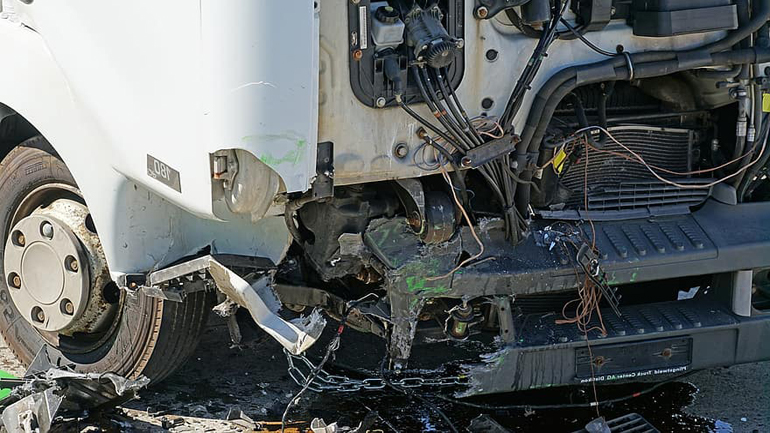 Σύγκρουση φορτηγών στο ύψος του Σκαραμαγκά – Με προβλήματα η κυκλοφορία