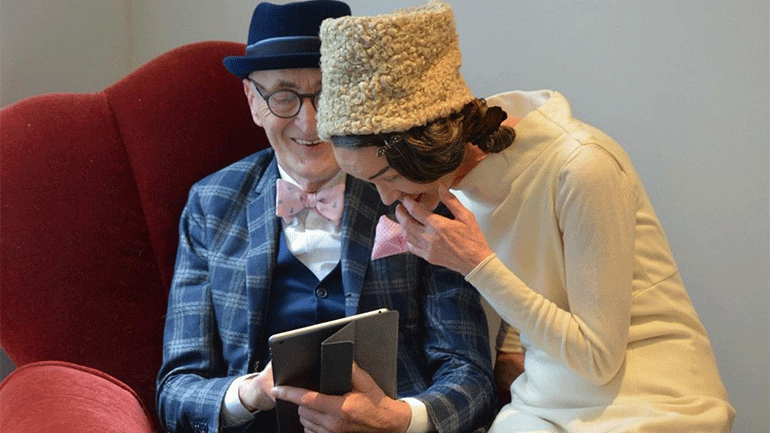 Όλα τα κεφάλια γυρίζουν όταν περνά το ηλικιωμένο ζευγάρι