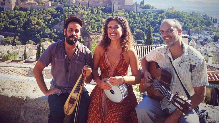 Στέλλα Παππά: Η Ελληνίδα τραγουδοποιός που ταξιδεύει τον κόσμο, μας τραγουδά live από το Μεξικό