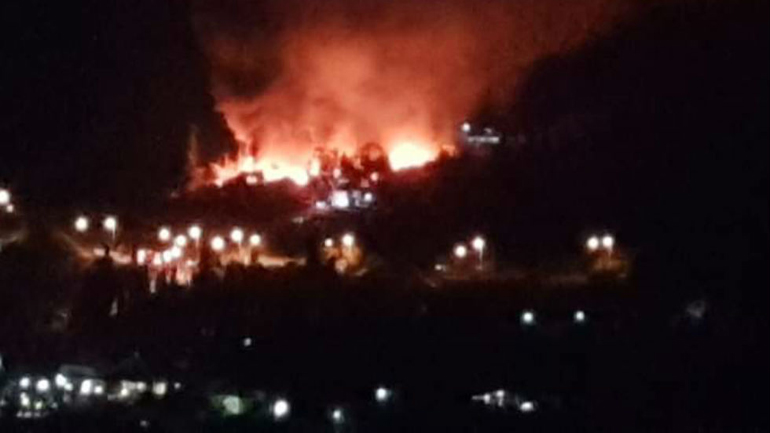 Για εμπρησμό από αμέλεια διώκονται τρεις ανήλικοι μετανάστες για τη φωτιά στο ΚΥΤ της Σάμου