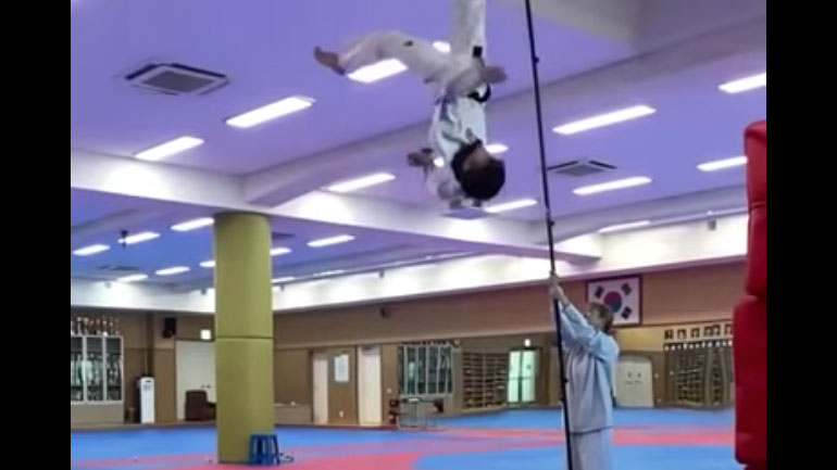 Μαχητής Taekwondo ρίχνει μια εντυπωσιακή κλωτσιά