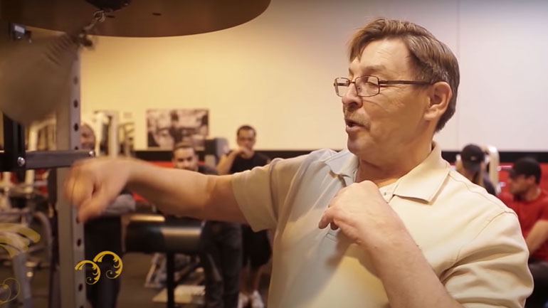 Πρωταθλητής δείχνει πώς γίνεται η εξάσκηση σε αχλάδι πυγμαχίας